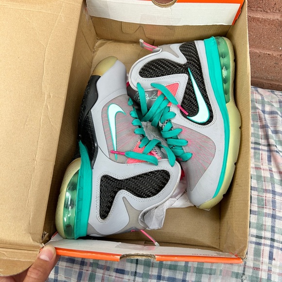Nike Lebron 9 GS South Beach
Size 6.5Y - Picture 8 of 9